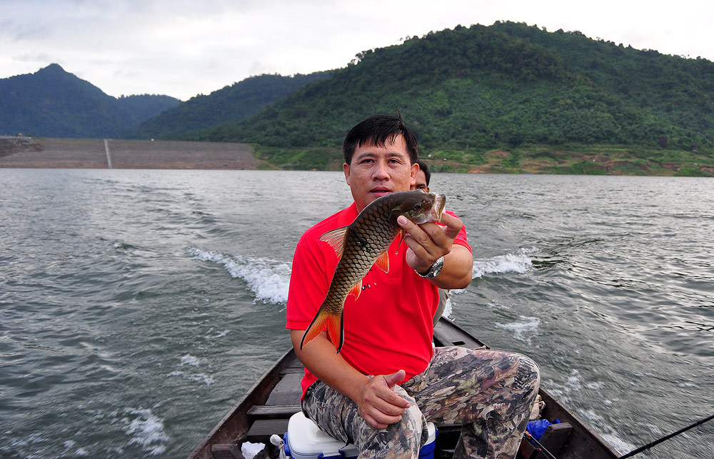 
วิ่งเรือเลาะๆ  ด้านข้างมาแป็บเดียว  ผมรอดแห้วแต่เช้าเลย    :laughing: :laughing: :laughing: :laugh