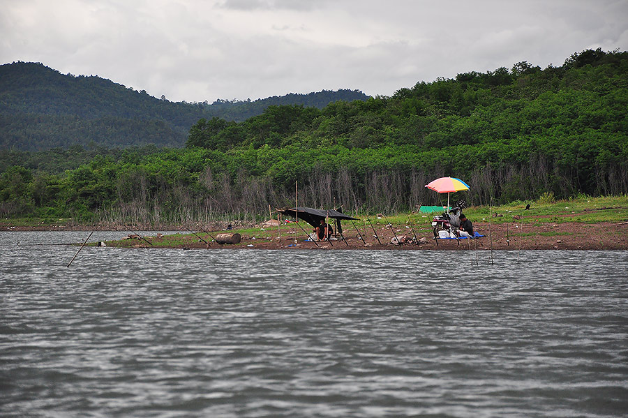 ถ้าว่างถ่ายรูปเล่นแบบนี้ไม่ต้องบอกนะครับเป็นงัย....เหอ.เหอ.เหอ.

 :smile: :smile: