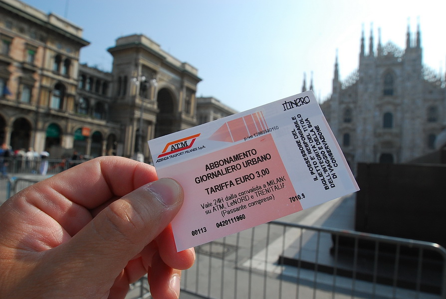 เดินขึ้นมาจาก Metro ก็เจอเลยครับโบสถ์ Duomo Cathedral แต่ตอนนี้หิวแล้วครับ
เดี๋ยวเราเดินไปหาอะไรกิน