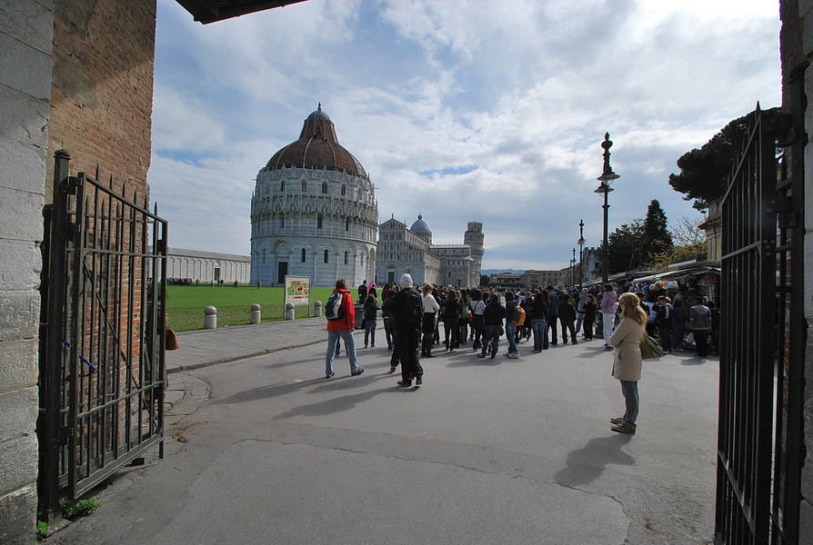 
       หอเอนเมืองปิซา (อิตาลี: Torre pendente di Pisa หรือ La Torre di Pisa, อังกฤษ: Leaning Tower