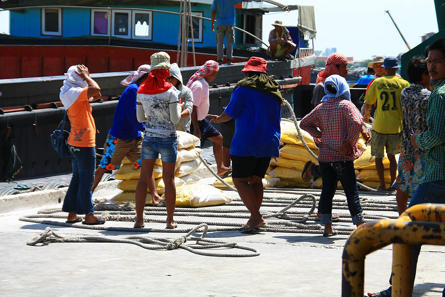 นั่งหลบ ๆ แดด ถ่ายรูปคนงานขนสินค้าลงเรือแก้เซ็งไปก่อน...

ว่างๆ เมื่อไหร่ค่อยไป ถ่ายรูปปลาแระกัน..