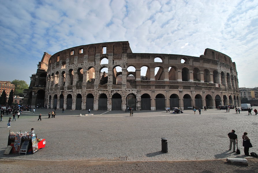
          โคลอสเซียม (อังกฤษ: Colosseum หรือ Flavian Amphitheatre; อิตาลี: Colosseo - โคลอสโซ) เป็