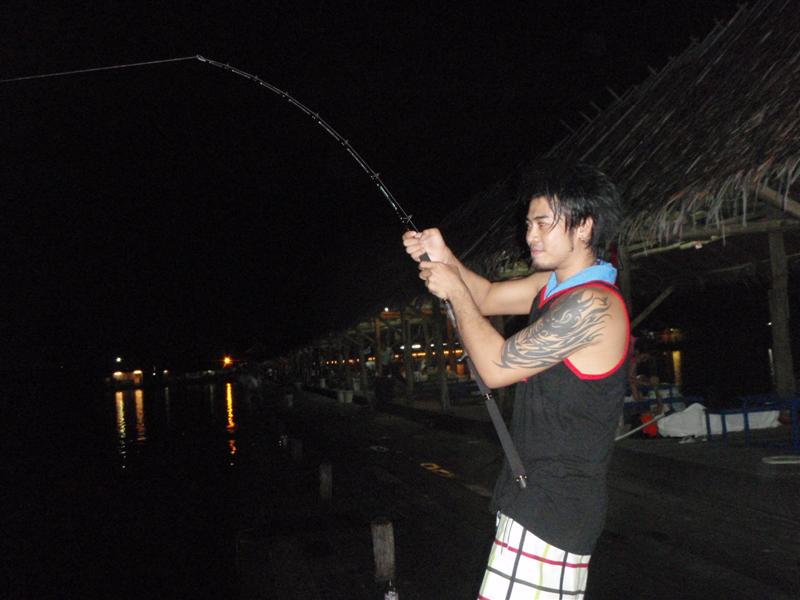 ลีลานักตกปลาหน้าตาดี... :cool: