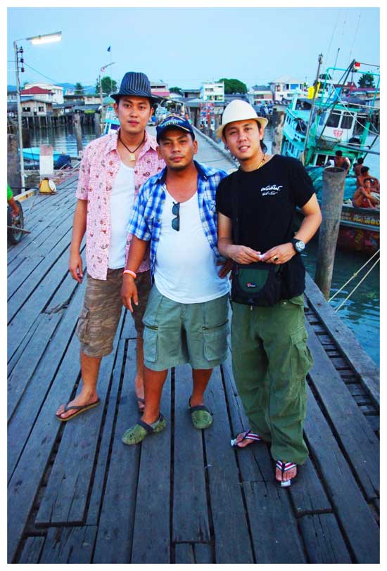 พอกินอาหารกันเสร็จก็มาแวะถ่ายรูปเล่น ที่ท่าเรือ เพทาย ก่อน รอเรือ พี่เอ๋ มารับที่ฝั่ง :love: :love: 