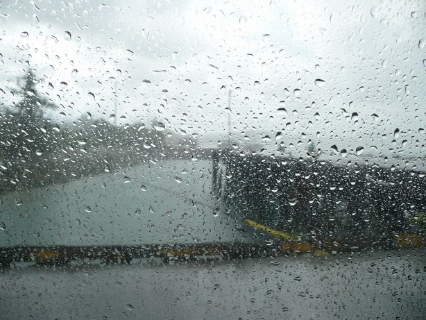 อ้าวฝนมาไล่ซะแล้ว รีบขึ้นรถเลย ดีว่าเก็บของแล้ว :frown: