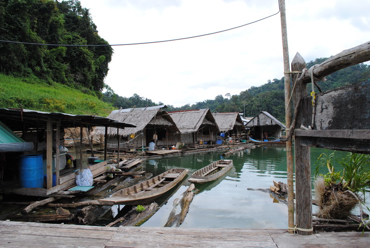 แพด้านขวา เป็นเรือนพัก ของเจ้าหหน้าที่อุทยานครับ น่าจะเป็นฝ่ายปฎิบัติการภาคสนาม