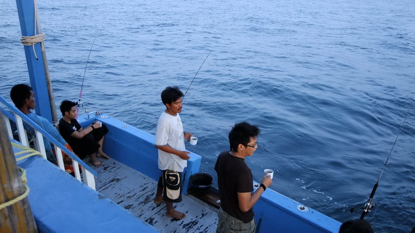 Coffee time  อากาศสบายกับนักตกปลารู้ใจ นับว่าเป็นบรรยากาศที่หาได้ยากจริงๆ  กัปตันมดเป็นนักตกปลาที่ชอ