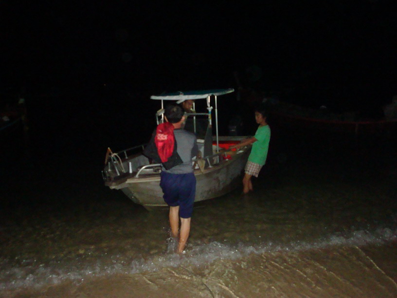 มาถึงหาดราไวย์ก็รีบเอาเรือลงน้ำ สามทุ่มกว่าแล้ว

 :cool: :cool: :cool: