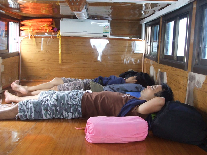  :cool:  นี่ก็อีกบรรยากาศนึงบนห้องพักของเรือสำลี 3 นอนได้ประมาณ 6-7 คน....