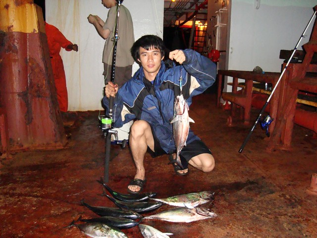 ผมเองก็ลองเอาเหยื่อจิ๊กลงครับ ได้ปลาโอมาเยอะเหมือนกัน คันเบ็ดกับรอกแล้วก้เหยื่อผมขนไปจากเมืองไทยครับ
