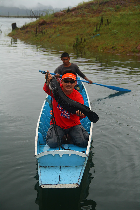 ส่วนพี่เล็กแกบอกว่า ตอนกลับมาแพน่ะ เรือแกเอาปลาจูงมา  :laughing: :laughing: