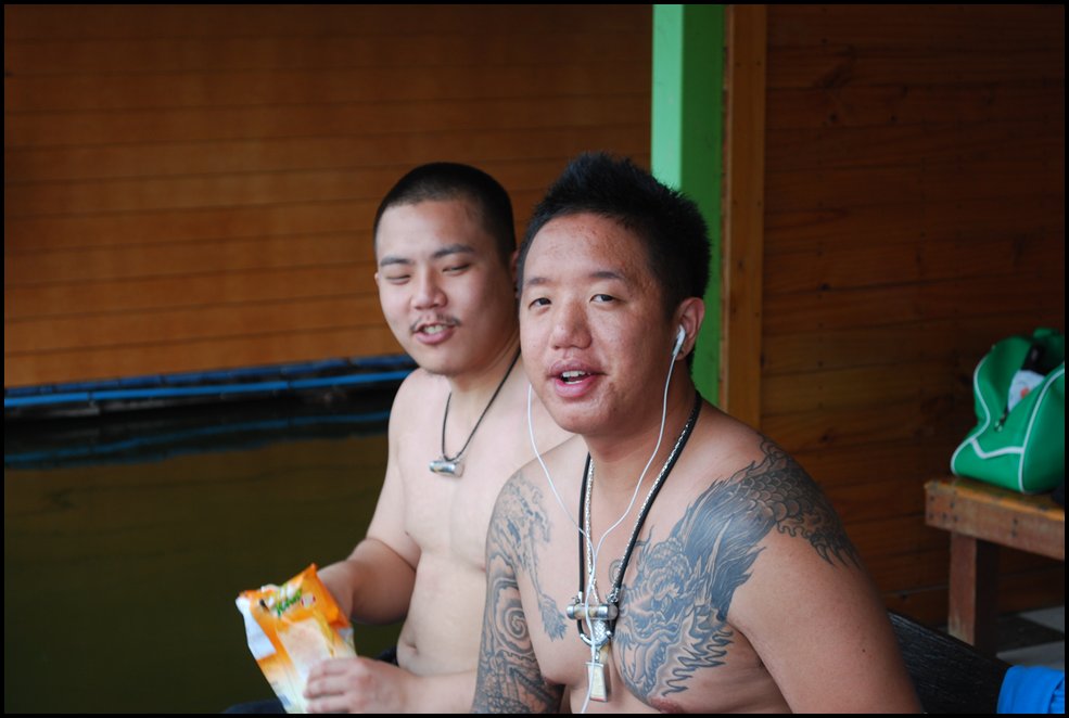 คนซ้าย Banker คนขวา John
เป็นคนเอเซียที่ไปอยู่อเมริกา