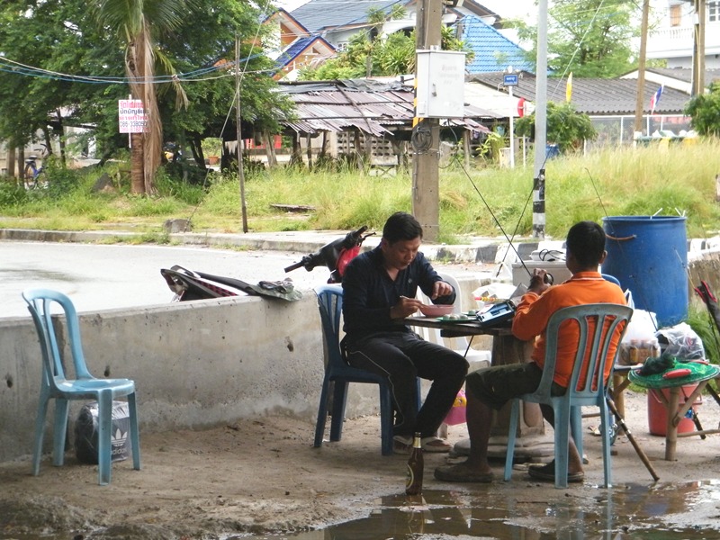 น้าเอ๋ไม่ไหวแล้ว...หิวๆๆๆ ...รอเรือนานไปหน่อย ขอหม่ำก่อนนะทุกๆ คน...กินไม่ชวนนะน้าเอ๋ ปล่อยให้เราไปต