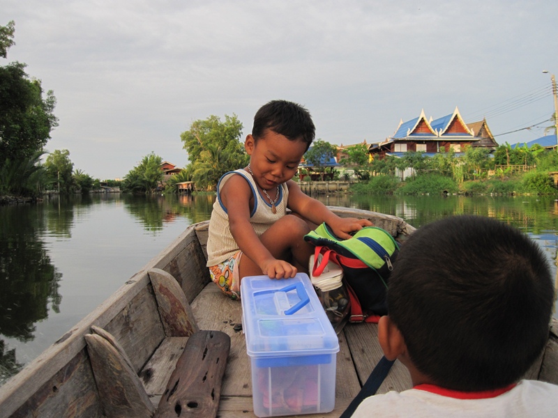 รีบลงเรือกลับบ้านดีกว่าเดี๋ยวถึงบ้านจะมืดค่ำซะก่อน :grin: