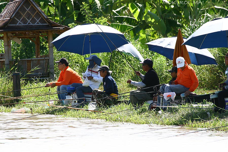 ฝั่งตรงข้ามก็พยายามปรับระยะทุ่นหาปลาให้เจอ