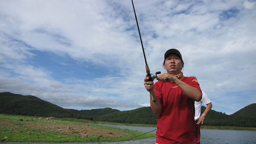 
   เอาหละ เห็นสีหน้าแล้วเข้าใจ   เอาเรือตามดีกว่า........... :flag: :flag: :flag: