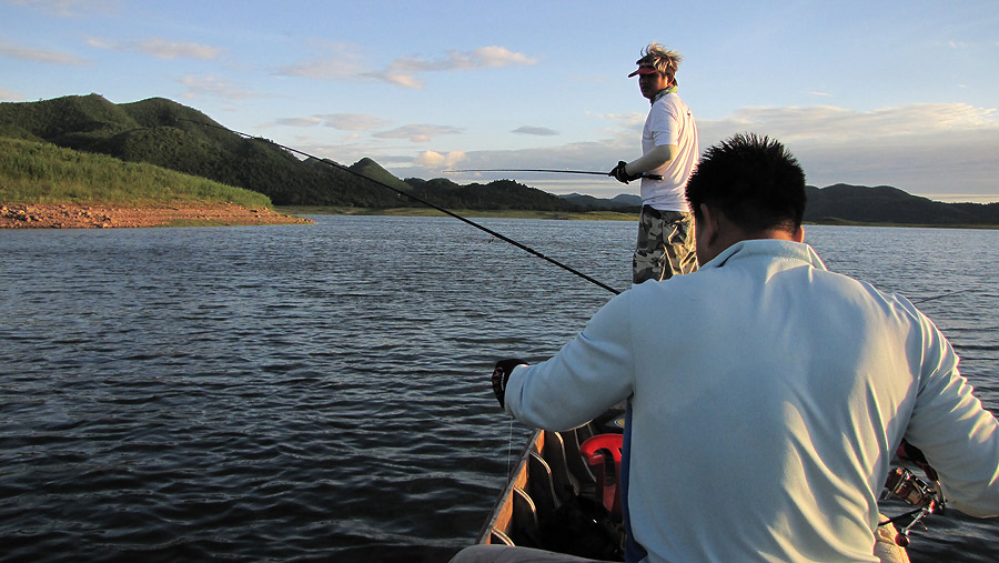 
         หัวเรือกดดันเข้าให้แล้ว.....น้าโอม ไม่ต้องเร่งมือนะ  แถวนี้ไม่มีปลาแน่นอน...จัดให้เองแหละ