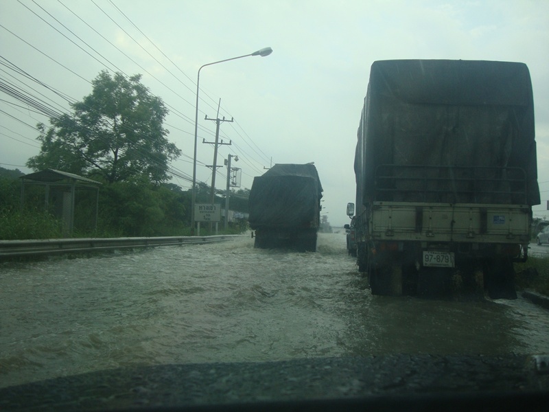 [b][center]ตลอดเส้นทางก็มีฝนตก หนักบ้าง เบาบ้าง สลับกันไป เพราะวันนี้ฝนตกต้อนรับตั้งแต่เช้ามืดแล้วค่