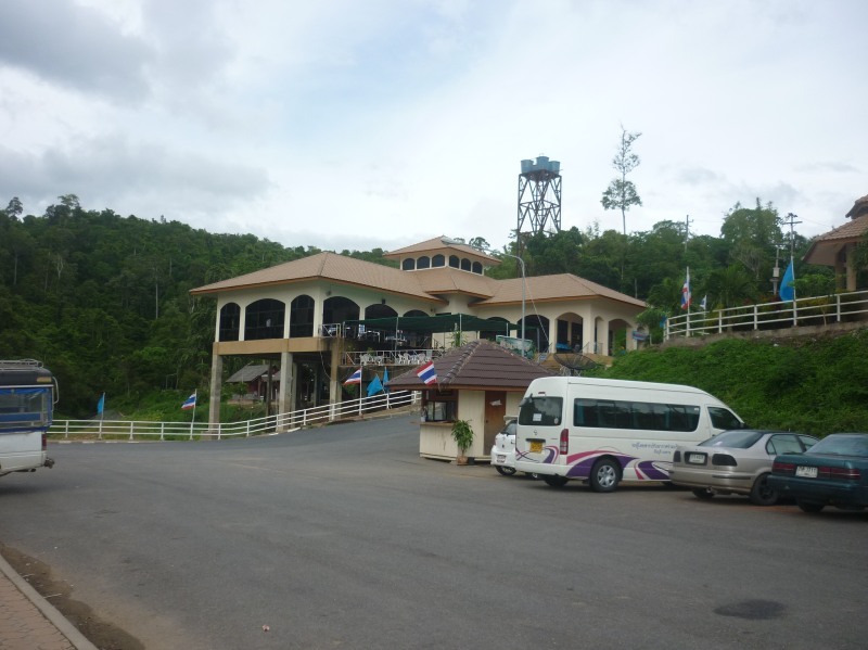 สถานที่เห็นบ่อยตามเวปเรา............ท่าเรือที่จะนำพาเราไปลั๊นลา.............
----------------------