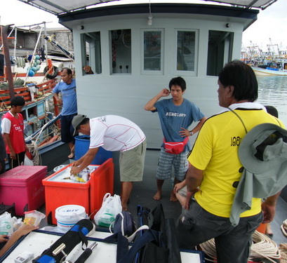 ดูความสดวกสบายในเรือต่อครับ

ต้อง กราบสวัดดีน้าๆๆทุกท่านด้วยครับ   และ ต้องขอโทษน้าๆทุกท่านด้วยครั