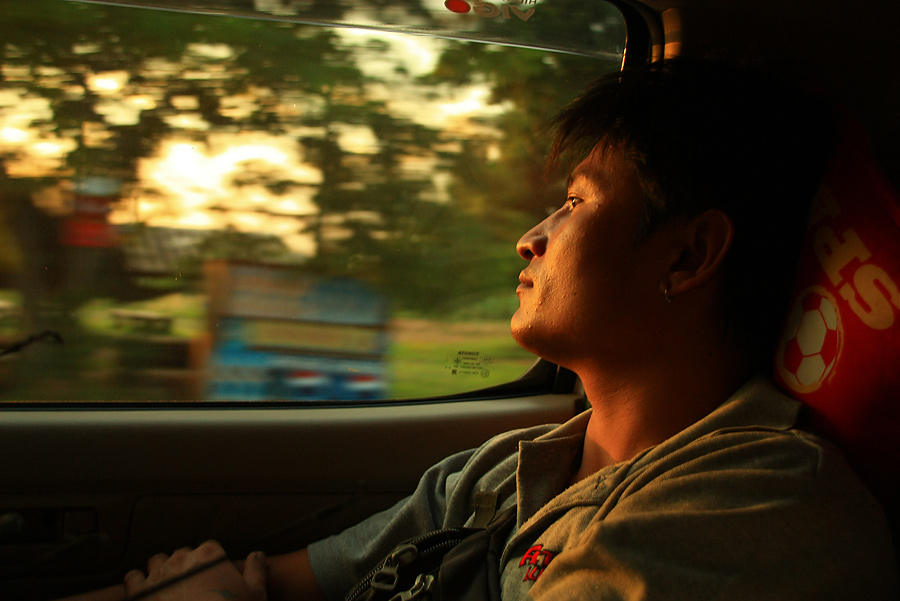 นั่งอยู่บนรถช่วงเดินทางกลับ....น้าต่าย ยังอุตส่าห์เอากล้องไปส่องคนหล่อมาอีก...เบื่อแท้ๆ
 :laughing: