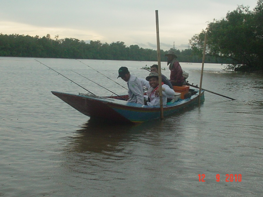 ซักครู่ เรือของสมาชิกอีกลำก็มาจอดใกล้ๆ
หมดสภาพเหมือนๆกันครับ 
เตี้ย สิงห์กระสูบ โชว์ลีลาไม่ออกครับ