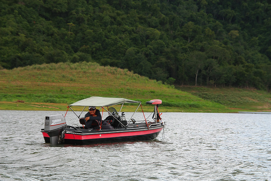 น้ากาญ  ลอยเรือมาใกล้ ๆ แล้วตะโกนบอก