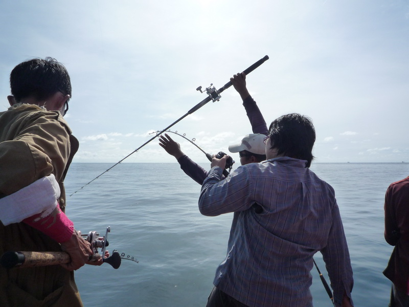 หลังจากนั้นไม่นาน....ทางด้านท้ายเรือก็ ชุลมุนวุ่นวายครับ สายพันกัน...เป็นทางด้านหนุ่มจุ้ยที่งานเข้า.