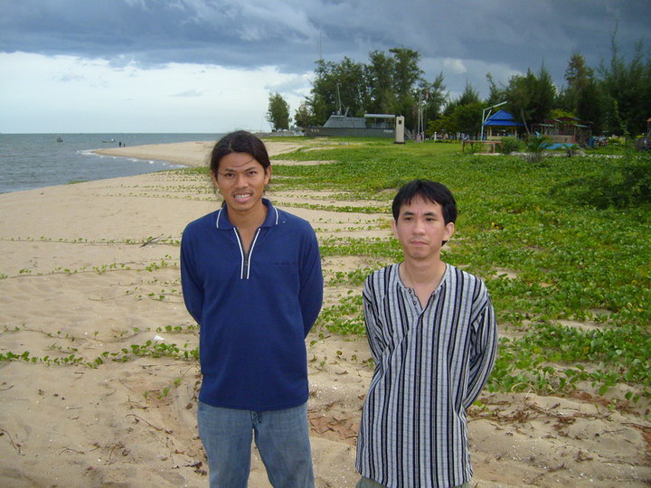 มาถึงก่อนเวลานิดหน่อย ลงไปดูชายหาด ดูน้ำ ดูลม ว่าแรงเปล่า กลัวเมา กิน MK มา  ต่อด้วยไอติม เซเว่นเส้น