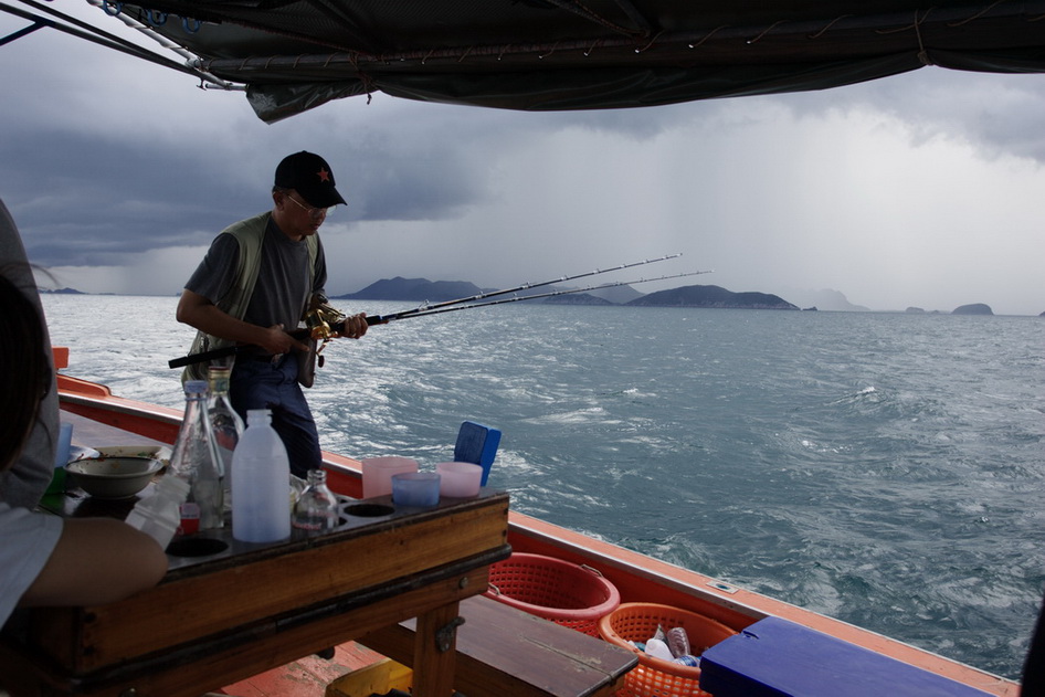 ด้านหลังฝนมามืดเลยครับ....อ.สุรพงศ์สั่งถอนสมอ...ถอยดีกว่า  :flag: :flag: :flag: :flag: :flag: