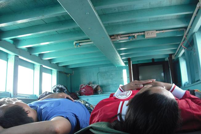 ไม่รู้ว่าพี่2คนนี้นอนเอาหรือว่าจะเมาเรือแฮะ :laughing: