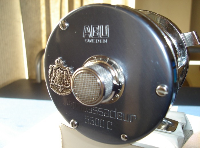 1974 เป็นปีแรกเปลี่ยนจากBig A มาเป็น new logo ABU,"Ambassadeur 5500C" ปั๊มลงไปที่ฝารอก engraved