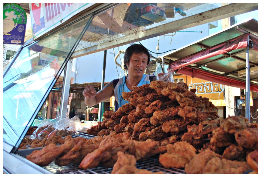 
หาอะไร แก้หิวกันก่อน   นี่เลย..น้าจุ้ย  KFC นักตกปลาตัวยงอีกท่านนึง

บ่นอยากตกปลาใจจะขาด....แต่.