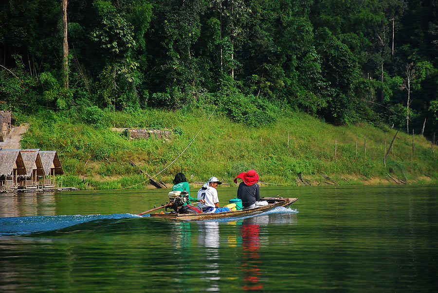 เรือพี่โตมร  ออกกับ พี่โป้ง ....ไปเป็นเพื่อน ..