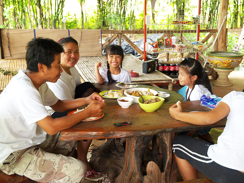 โดนกระโห้ ไป 2 ตัว หิวล่ะสิครับ หมดแรงก๋วยเตี๋ยวไก่ เลยไปสั่งอาหารกลางวัน ไปเจอ ครอบครัว คุณเล็ก คุณ