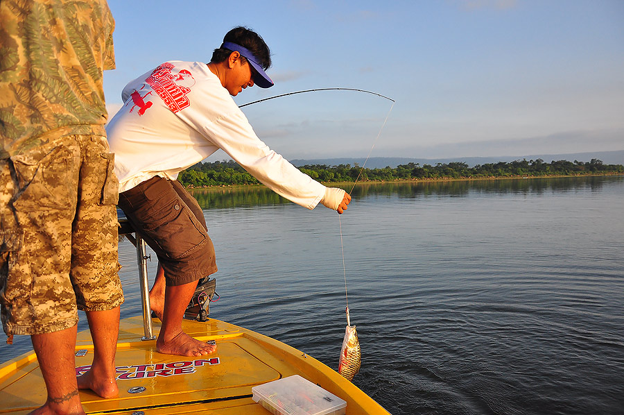 ก่อนสตาร์ดเรือขอตีเบ็ดล้างสายแบบน้ามาดก่อน ก็เลยรอดตัวไปก่อน สบายกันล่ะทีนี้ :grin: :grin: :grin:
ม