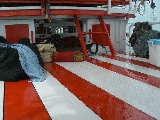 ชั้นสองของเรือครับ สะอาดมากครับนั่งนอนตามสบาย
