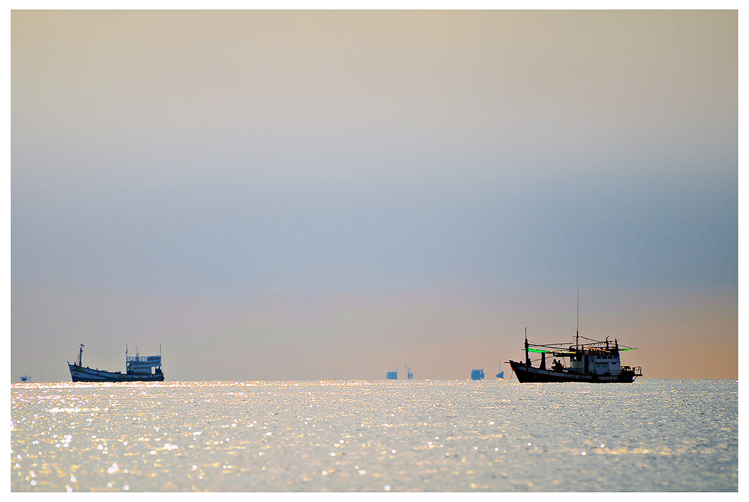 มีเรือประมงในระแวกนั้นหลายลำเหมือนกัน ต่างก็ติดเครื่องขับเคลื่อนเรือเหมือนจะหนีอะไรสักอย่าง :ohh: :o