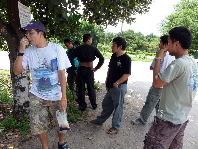  :cool:
หลังจากเคลียร์ค่าเสียหายกับร้านก๋วยเตี๋ยว พร้อมรับคำอวยพรสรรเสริญอยู่พักใหญ่
ก็ออกมายืนผึ่