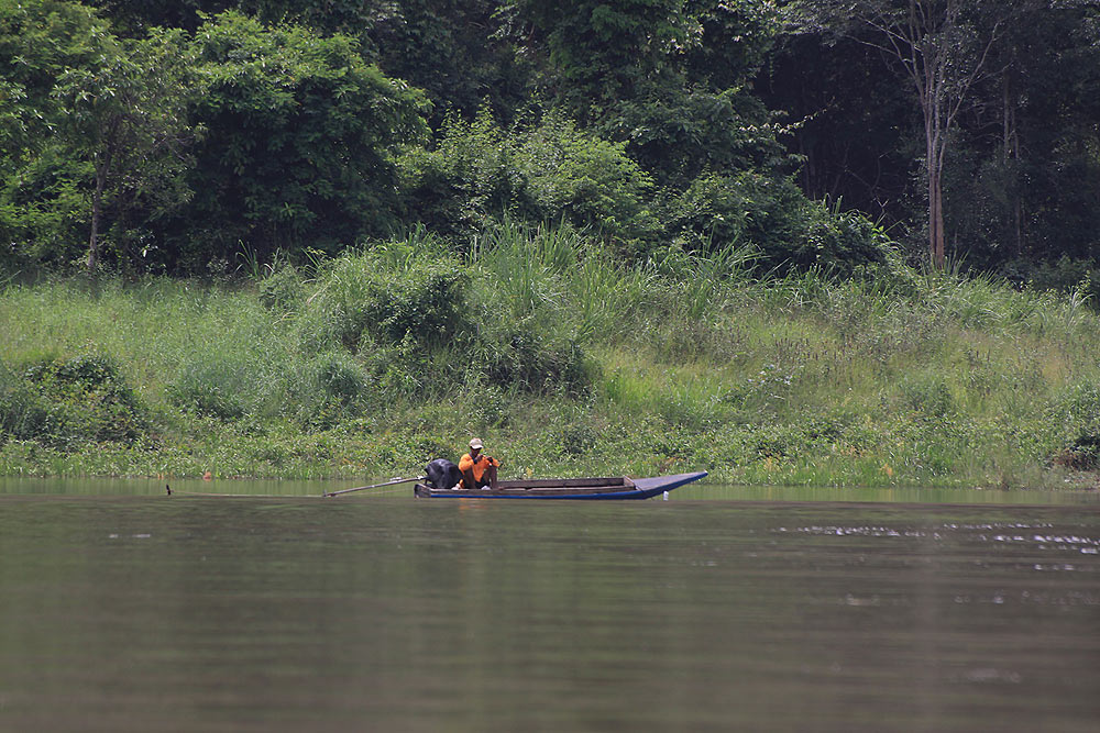 ยิ่งเข้าใกล้ต้นนํ้าเราก็ยิ่งเจอเรือชาวบ้านที่เข้ามาลอยลำจอดตกปลาหน้าดินกันครับ
 :smile: :smile: :sm