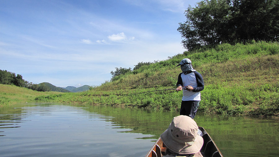 
   ลอยเรือไปในหุบ  น้าแลนด์เอาเข้าให้บ้างแล้ว  หวดเต็มๆ  อยู่เลย แต่ดึงไม่ขึ้น มานมุดลงไปแล้ว.....