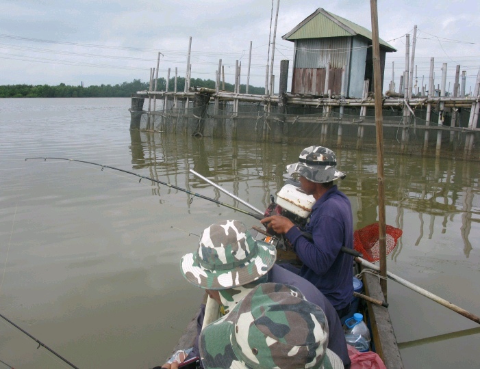 ผมออกเรือกับไต๋บำรุง หลายครั้งอยู่ เหมือนเดิมครับไม่เคยเปลี่ยนแปลง ขยันหาหมายจริง เทคนิคเยอะ  :cheer