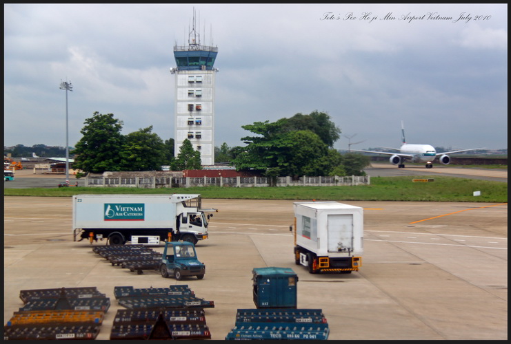 สนามบินก็เล็กกรทัดรัดดีครับ เข้าเวียตนามไม่ต้องขอวีซ่า สำหรับคนไทยครับ บอกว่ารู้จักน้ามาด สุดซอย เค้