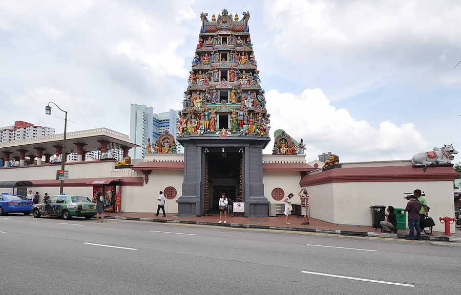 Sri Mariamman Temple เป็นวัดแขกเก่าแก่ย่านไชน่าทาวน์ เข้าไปชมด้านในกันครับ   :smile: :smile: :smile: