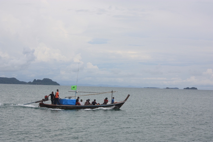 ทีมนักตกปลาชาวมาเลย์นั่งเรือหางยาวกันมาหลายคน