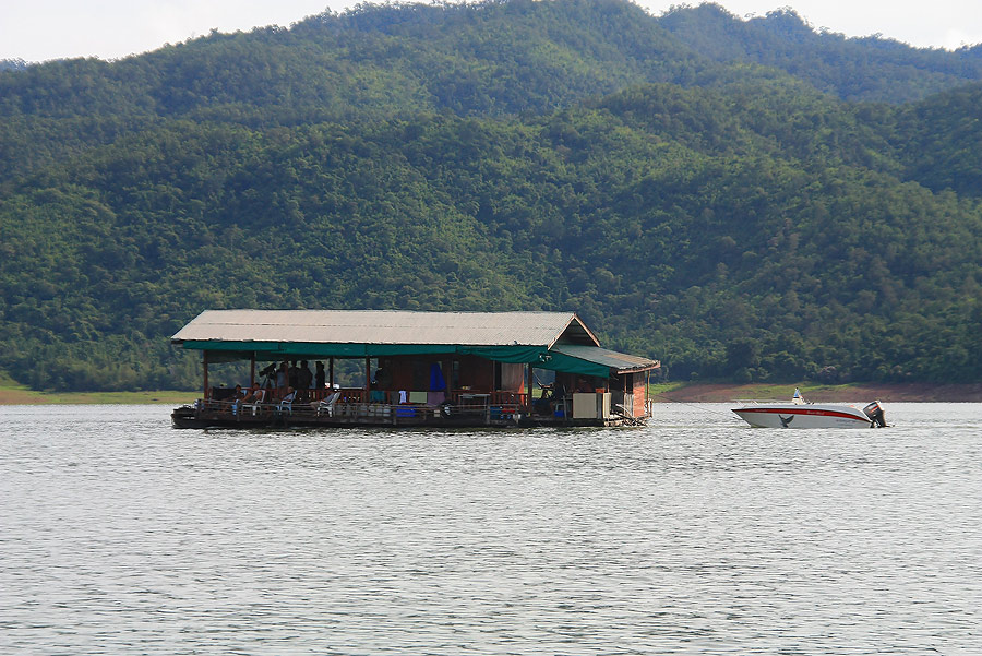 แล้วสามคนบนเรือเร็ว ก้อรวมหัวกันแหกแผนที่วางไว้....
เอาเรือไปเกาะเท้งให้ลากไป....แล้วพักผ่อนกันดีก่