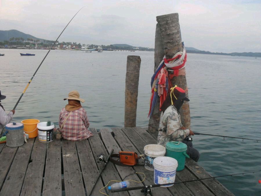 บรรยากาศ แถวท่าลงเรือครับ ดูๆก็เป็นวันที่สดใสดี 