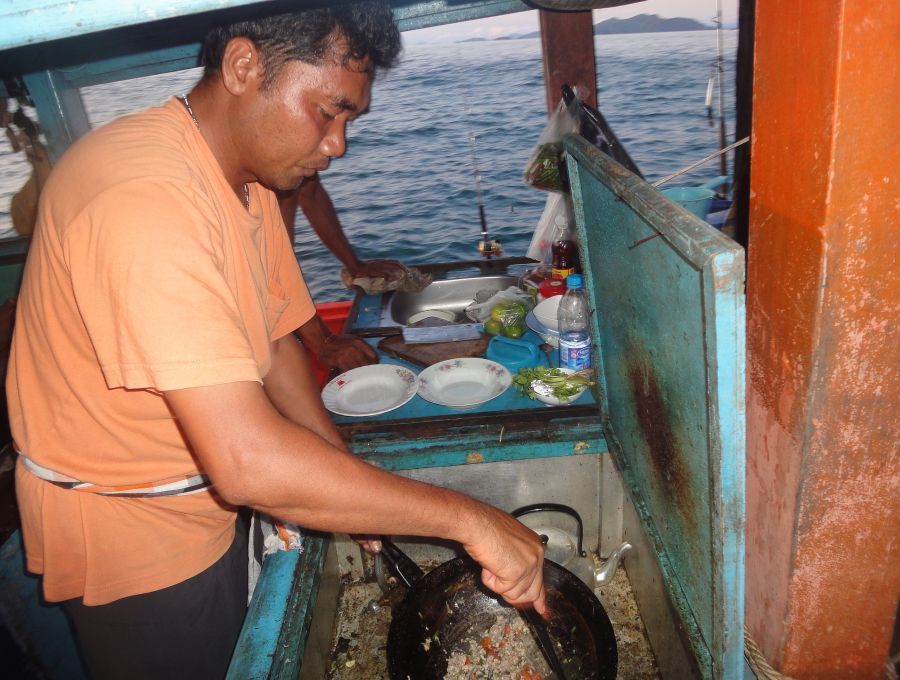 หัวหน้ากุ๊กจัดเตรียมอาหารเย็นเมนูไข่ ยัดไส้ปลาอินทรีย์ เสียดายครับที่ผมไม่ได้กิน เพราะมัวเรือ :cry: 