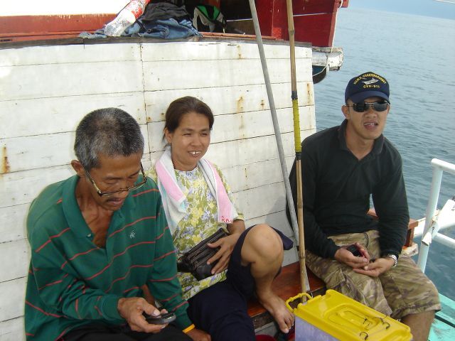 ท้ายเรือพร้อม ส่วนผู้เฒ่าเล็กกำลังโทรเรียกน้องปลาอยู่
 :laughing: :laughing: :laughing: