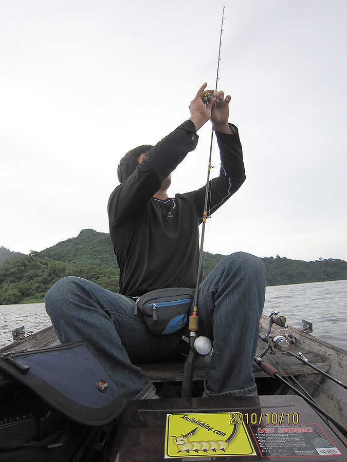 จัดเตรียมอุปกรณ์ซะก่อน  ช่วงเช้าๆไต๋โกพายเรือเลาะตลิ่งลองใช้กบยางตีปลาช่อนที่หลบตามชายตลิ่ง